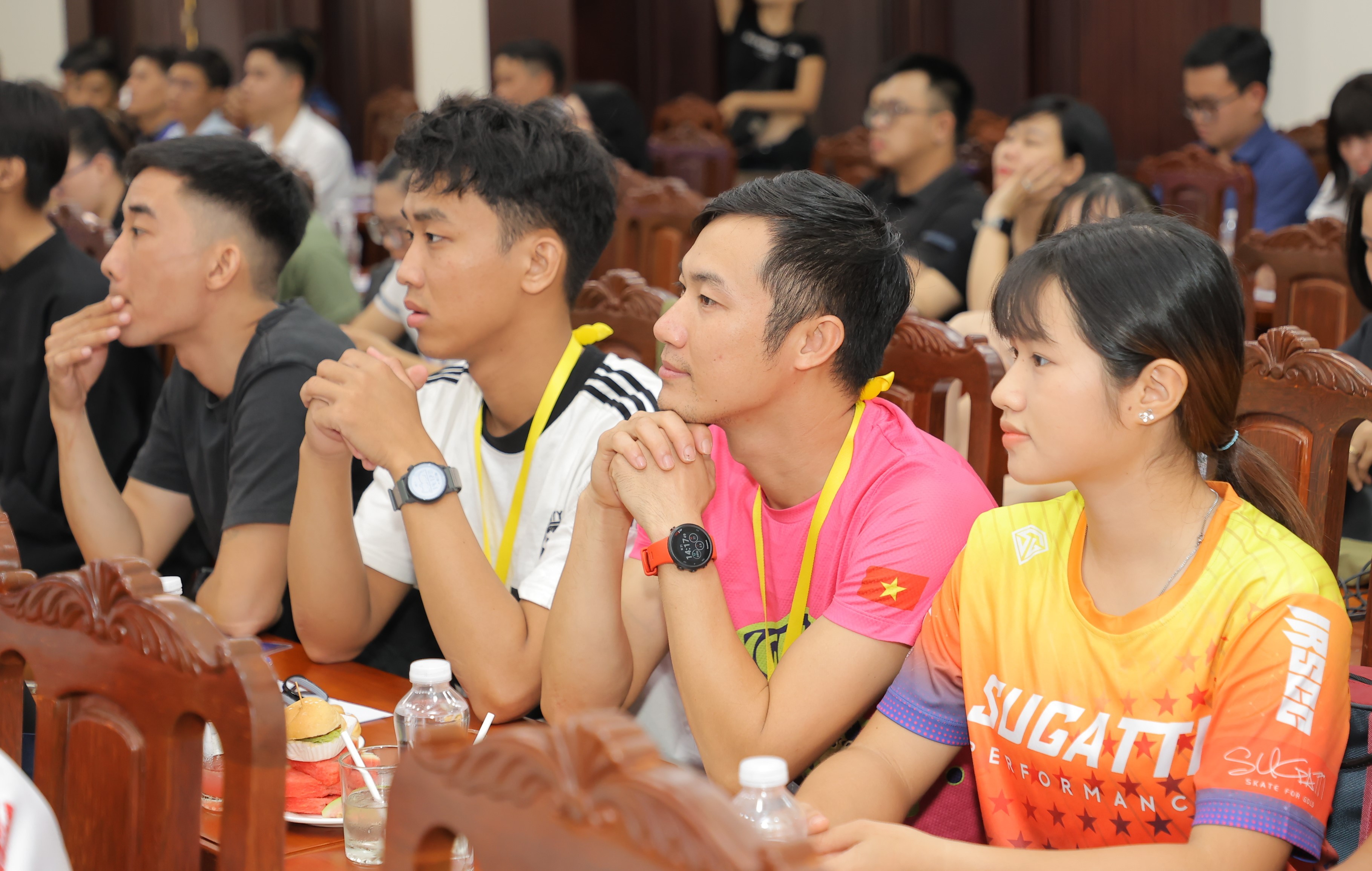 vdv-nghe-thuyet-trinh1-1730431400.jpg