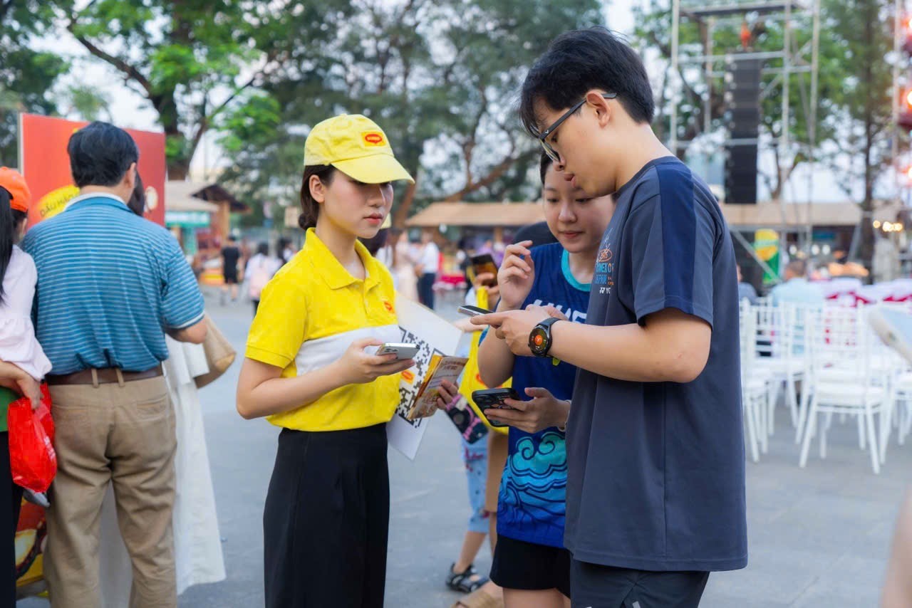 khach-tham-quan-duoc-huong-dan-thong-tin-ve-ban-do-am-thuc-truc-tuyen-thuoc-de-an-bien-tau-van-nguyen-lieu-nau-trieu-mon-viet-1746429962.JPG