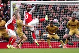 Arsenal hụt kỷ lục vì cú sút gây tranh cãi