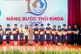 Nâng bước thủ khoa 2025: Giọt nước mắt hạnh phúc của 120 thủ khoa vượt nghịch cảnh