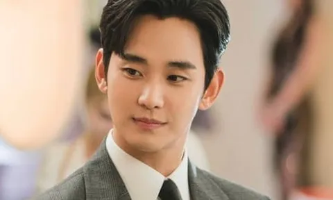 Kim Soo Hyun vẫn tươi cười lộ diện trên truyền hình giữa thị phi