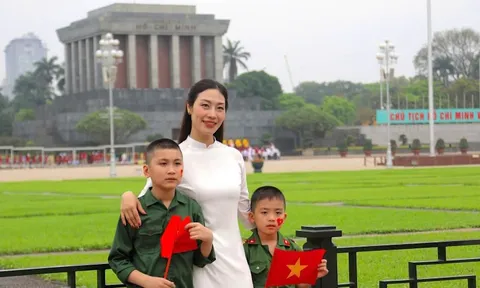 Thủ đô rực sáng cờ hoa, người dân hân hoan chào mừng 50 năm thống nhất đất nước