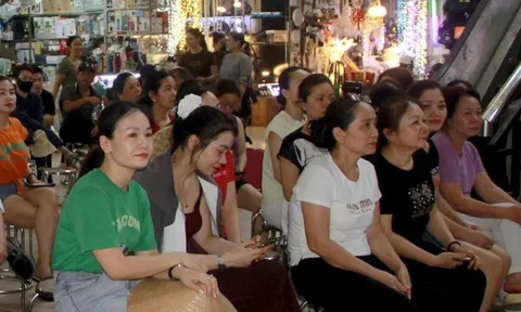Tiểu thương chợ truyền thống háo hức học bán hàng trên TikTok, Facebook
