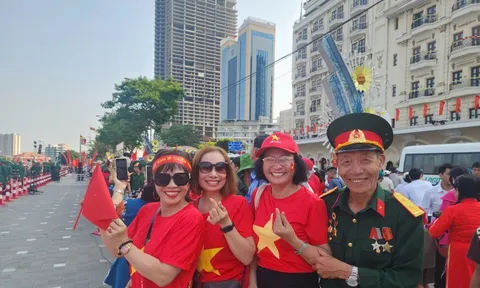 Người dân tại TPHCM rộn ràng chào đón kỷ niệm 50 năm thống nhất đất nước