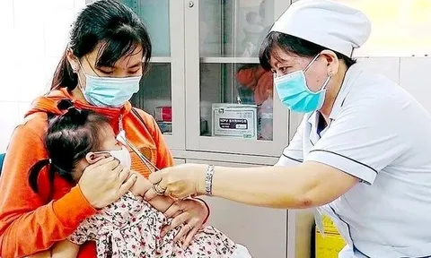 Ngăn chặn bùng phát dịch sởi, Bình Thuận nỗ lực tiêm vắc-xin phòng bệnh