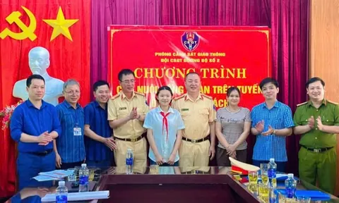 CSGT Nghệ An góp tiền lương, đỡ đầu 2 học sinh có hoàn cảnh đặc biệt khó khăn