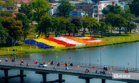 Đại kỳ xuất hiện bên dòng sông Hương thơ mộng thu hút người dân cùng du khách