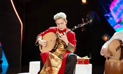 Nam diễn viên phim giờ vàng: Ôm đàn nguyệt diễn "Mời trầu" ghi điểm tuyệt đối tại "Điểm hẹn Tài năng"