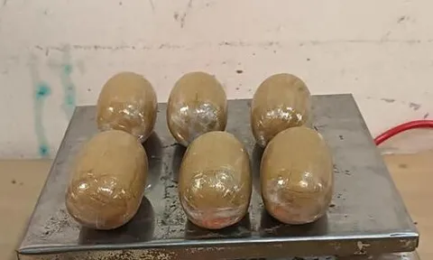 Tịch thu số vàng trị giá 15,4 tỷ đồng giấu trong quần áo tại sân bay