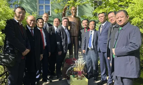 An vị tượng Chủ Tịch Hồ Chí Minh tại khuôn viên trường Đại học Quốc gia Saint Petersburg (Nga)