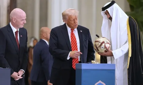 Chủ tịch FIFA tháp tùng ông Trump, trễ nải nhiệm vụ