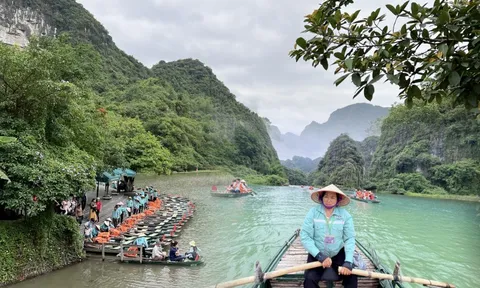 Những “cơ trưởng mặt nước” chở di sản bằng tình yêu quê hương