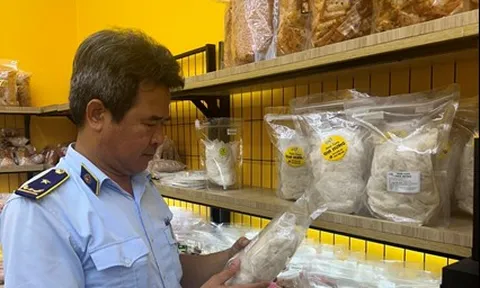 Phát hiện cơ sở bánh tráng hơn 400 sản phẩm không có nguồn gốc, xuất xứ