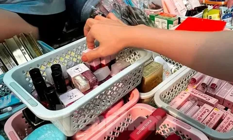 Cận cảnh 'hàng hiệu giá bèo' cần là có ở chợ truyền thống TPHCM