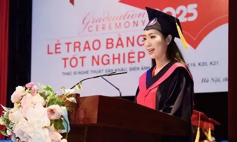 Cuộc sống ở tuổi 54 của Á hậu Việt Nam vừa nhận bằng Thạc sỹ
