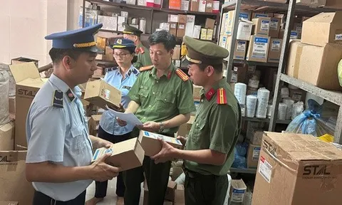 Cảnh sát bất ngờ kiểm tra một công ty