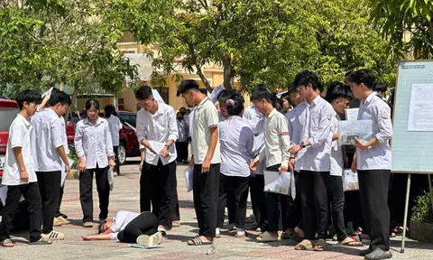 Một thí sinh ngất xỉu sau giờ thi Ngữ Văn