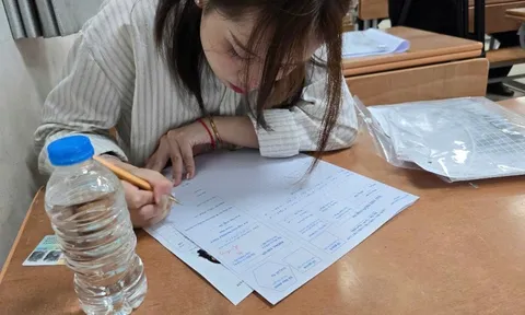 Ngày đầu Kỳ thi tốt nghiệp THPT 2025: Trò vững vàng, cha mẹ hồi hộp