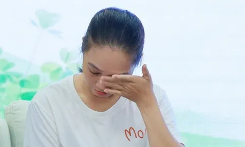 Người mẹ nghẹn ngào ngay trên sân khấu, lý do phía sau khiến ai cũng rơi lệ