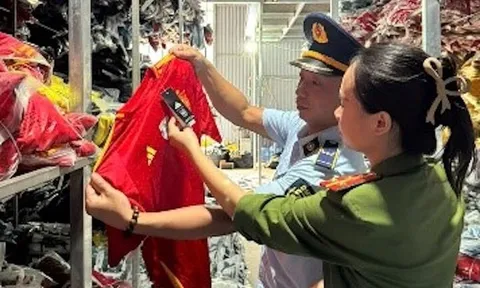 Khởi tố chủ kho hàng kinh doanh hơn 35.000 bộ quần áo giả mạo Nike, Adidas, Puma