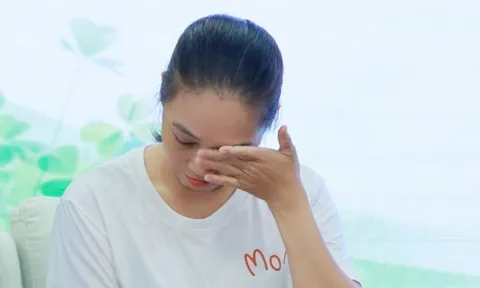 Người mẹ nghẹn ngào ngay trên sân khấu, lý do phía sau khiến ai cũng rơi lệ