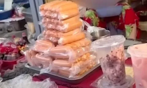 Xúc xích không nhãn bán tràn lan ngoài chợ, bị kiểm tra lại nói 'hàng nhà làm để ăn'