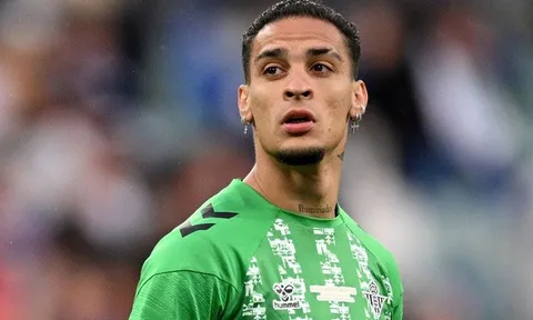Como bất ngờ nhập cuộc đua giành Antony với Real Betis