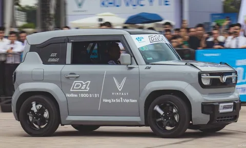 Hai chiếc VinFast VF 3 'đốt lốp' khét lẹt, có trang bị như xe đua: Thứ quan trọng nhất vẫn nguyên bản