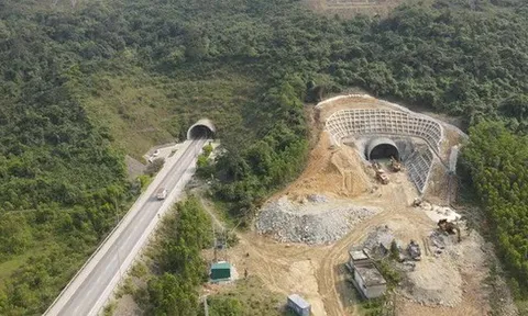 Siêu đường hầm xuyên núi mới, nối liền 2 tỉnh chiến lược ở miền Trung chính thức được thông xe