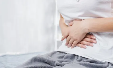Đại tiện ra máu người phụ nữ bất ngờ phát hiện ung thư trực tràng