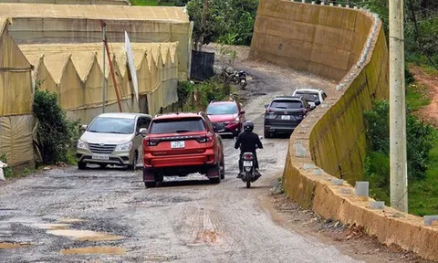 Khổ sở với con đường gần 9 km làm 2 năm chưa xong