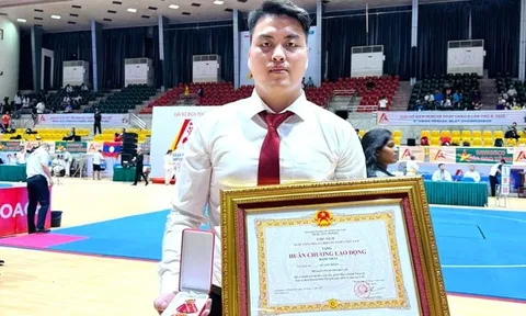 Từ cậu bé mê game đến nhà vô địch thế giới 4 lần, nhận Huân chương Lao động hạng Nhất