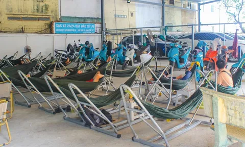 Cà phê võng phiên bản plus: Chỉ 30.000 đồng mà vừa uống nước, vừa sạc xe điện, vừa có chỗ tắm đang gây sốt ở TP.HCM