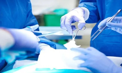 Phẫu thuật khẩn cấp cho người phụ nữ bị đâm thủng tĩnh mạch