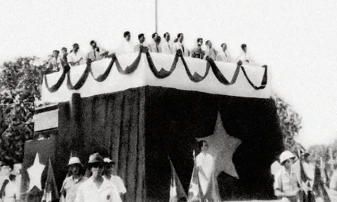 Sống lại những ngày lịch sử qua từng trang sách 'Dấu ấn Cách mạng Tháng Tám năm 1945'