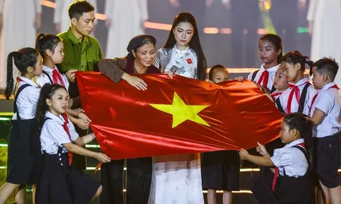 Hòa Minzy biểu diễn Nỗi đau giữa hòa bình khiến hàng ngàn khán giả xúc động