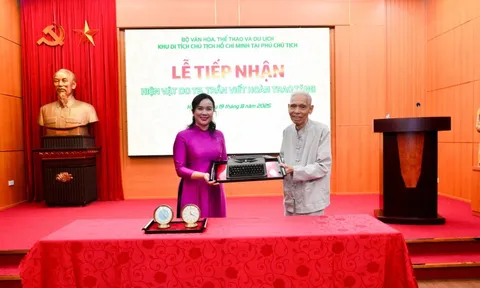Khu Di tích Chủ tịch Hồ Chí Minh tại Phủ Chủ tịch tiếp nhận hiện vật về Chủ tịch Hồ Chí Minh