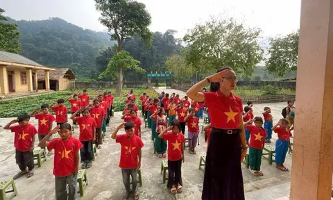 Gieo chữ nơi biên viễn: Tấm lòng người thầy, người cô
