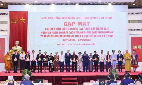 Doanh nhân Đỗ Quang Hiển được vinh danh nhờ thành tích xuất sắc đóng góp cho cộng đồng