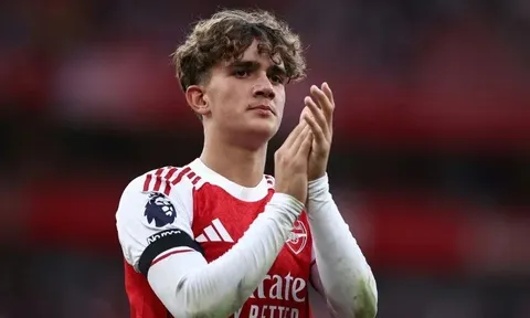 "Thần đồng" 15 tuổi của Arsenal được huyền thoại bóng đá Anh hết lời khen ngợi