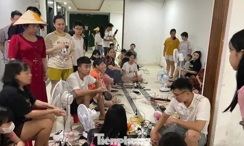 Chật kín người ngồi chờ sạc điện thoại ở trung tâm thương mại, chung cư
