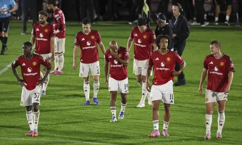 Phản ứng của người hâm mộ sau thảm bại của Man Utd trước Grimsby