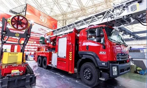 Chiếc xe thang cứu hoả đồ sộ tại Triển lãm A80: Ai đứng sau?