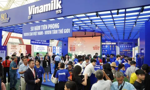 Hàng dài khách tham quan xếp hàng đợi trải nghiệm gian hàng Vinamilk