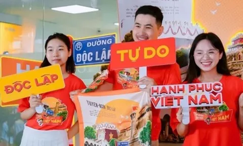 Người Việt chi hàng tỷ đồng mua khăn, áo, cờ đỏ sao vàng dịp đại lễ 2/9