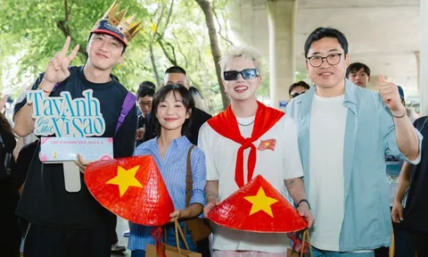 Diễn viên Lee Kwang Soo đội nón lá ở sân bay Tân Sơn Nhất