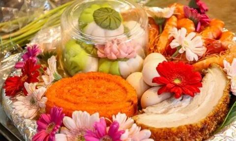 Xôi gà lễ, cỗ cúng rằm tháng 7 giá gần 1 triệu đồng hút khách tại 'chợ nhà giàu'