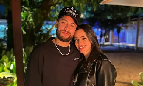 Bạn gái Neymar lên tiếng sau khi khiến fan lo lắng, chia sẻ gương mặt sưng tấy