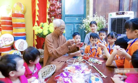 Đồ chơi Trung thu xưa qua bàn tay trẻ nhỏ