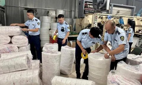 Phát hiện xưởng sản xuất hàng trăm ngàn bỉm trẻ em, băng vệ sinh giả